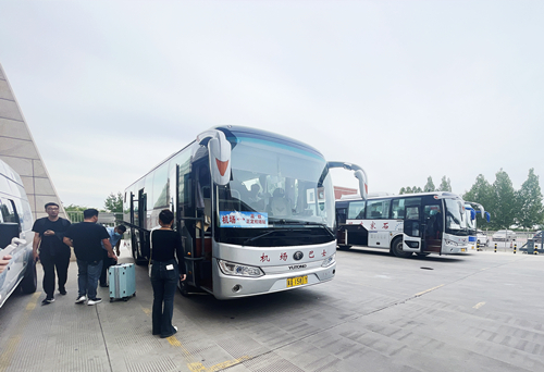 旅客準(zhǔn)備乘坐免費(fèi)擺渡車前往正定機(jī)場(chǎng)。人民網(wǎng)記者 喬雪峰攝