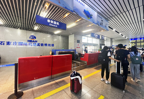 正定機(jī)場(chǎng)站到達(dá)旅客在排隊(duì)值機(jī)。人民網(wǎng)記者 喬雪峰攝