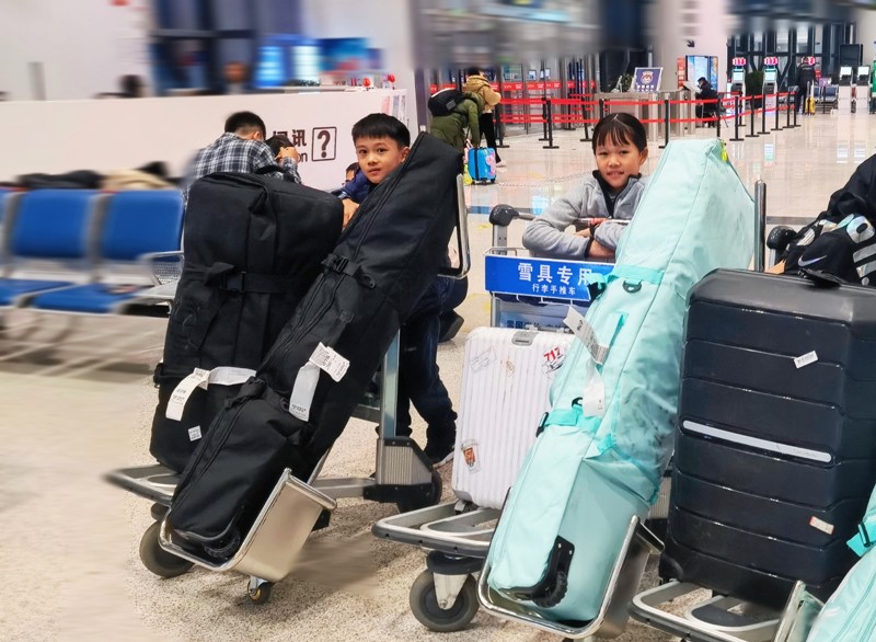 張家口機場雪板專用行李板車。.jpg